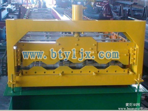 大型汽車廂板壓型設(shè)備